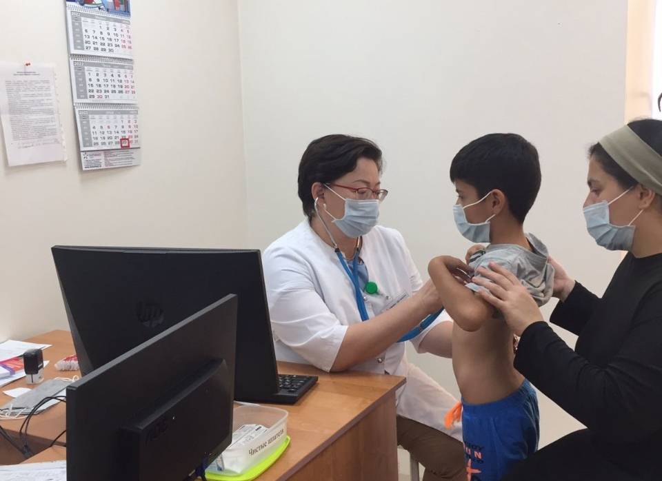 Төсекте жалаңаш сұлу қыздардың суреттері