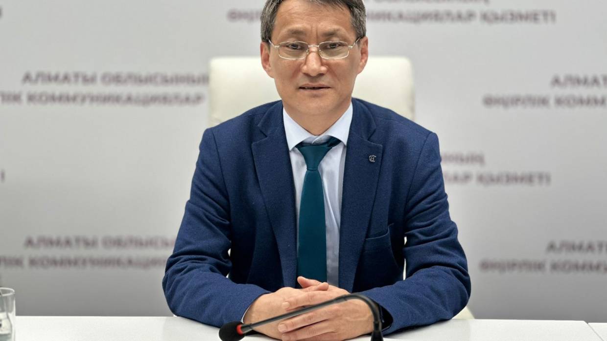 Күйеуі әйелін көзілдірікпен сиқыған